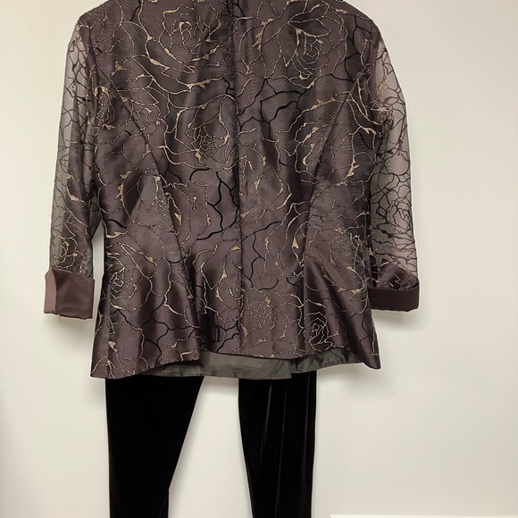 R&M Richard’s, 2 pc pant suit, dark brown/gold, 6P - Picture 2 of 7